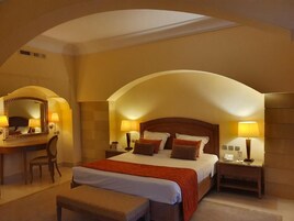 2 bedrooms, minibar, in-room safe, desk