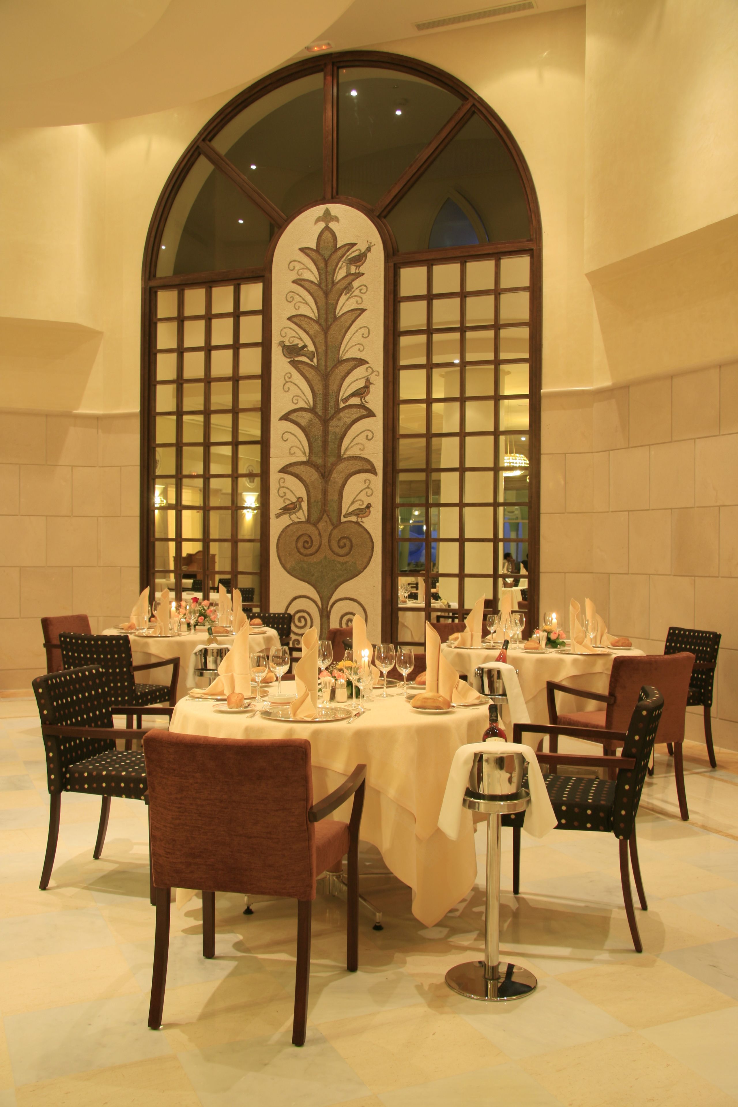 4 restaurants, breakfast, lunch, dinner served; international cuisine