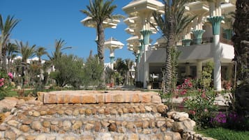 Piscine couverte, piscine extérieure, parasols de plage, chaises longues