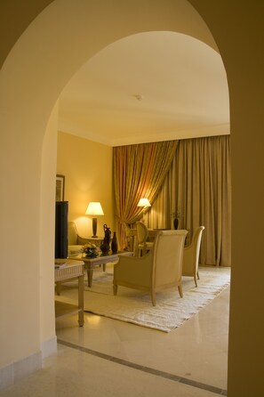 2 bedrooms, minibar, in-room safe, desk