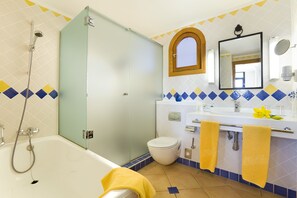 A bathroom with a bathtub, toilet, and sink. - Seaside Sandy Beach (San Bartolomé de Tirajana)