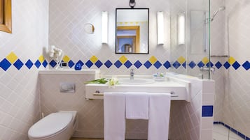 Un baño con inodoro, lavabo y ducha.
