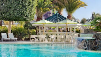 Piscine extérieure, chaises longues