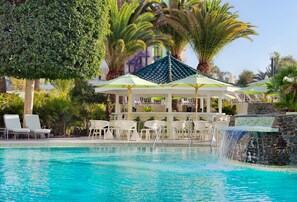 Piscine extérieure, chaises longues