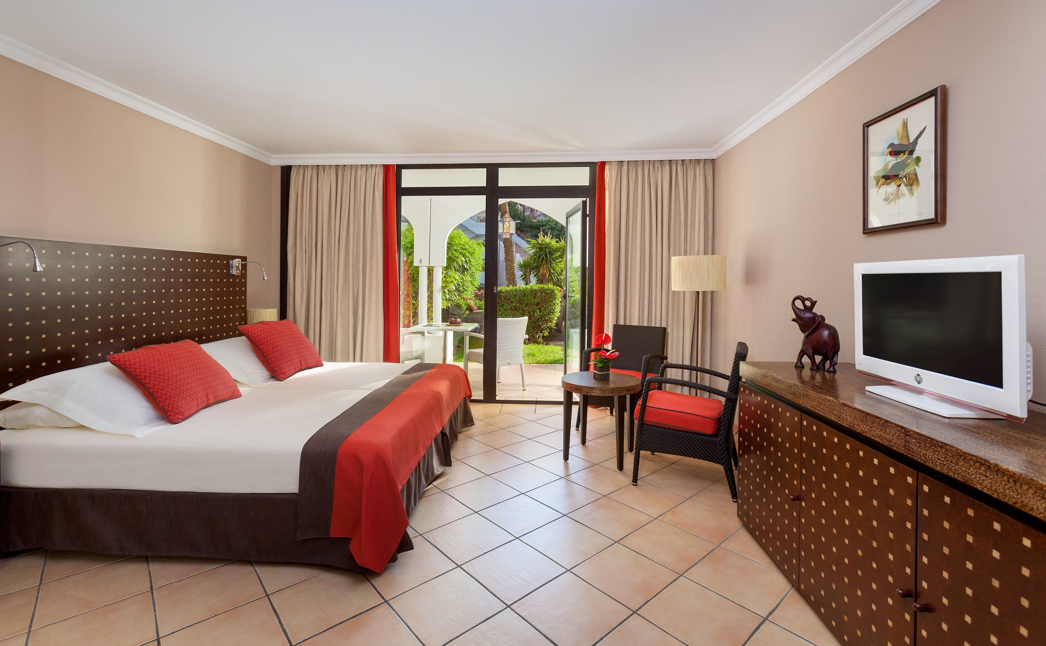 Minibar, escritorio, wifi gratis y ropa de cama 