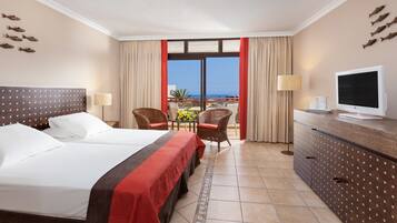 Een minibar, een bureau, gratis wifi, beddengoed