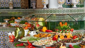 En buffet med forskellige retter og en dekorativ midtpunkt.