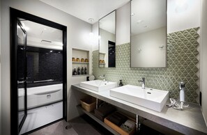 Phòng 2 giường đơn có thiết kế đặc sắc | Phòng tắm | Đồ dùng nhà tắm miễn phí, máy sấy tóc, dép đi trong nhà