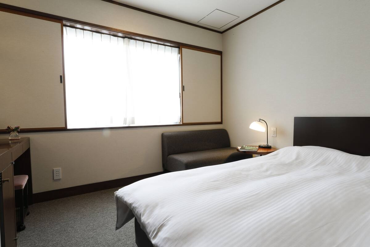 Kamar Single, Bebas Asap Rokok | Brankas, tirai kedap cahaya, Wi-Fi gratis, dan didekorasi berbeda-beda