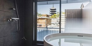 디럭스룸, 금연, 전용 욕실 (Temple View) | 욕실 | 무료 세면용품, 헤어드라이어, 슬리퍼, 전자식 비데