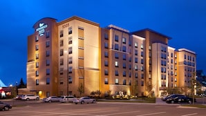 Un hotel de varios pisos con un llamativo letrero de 