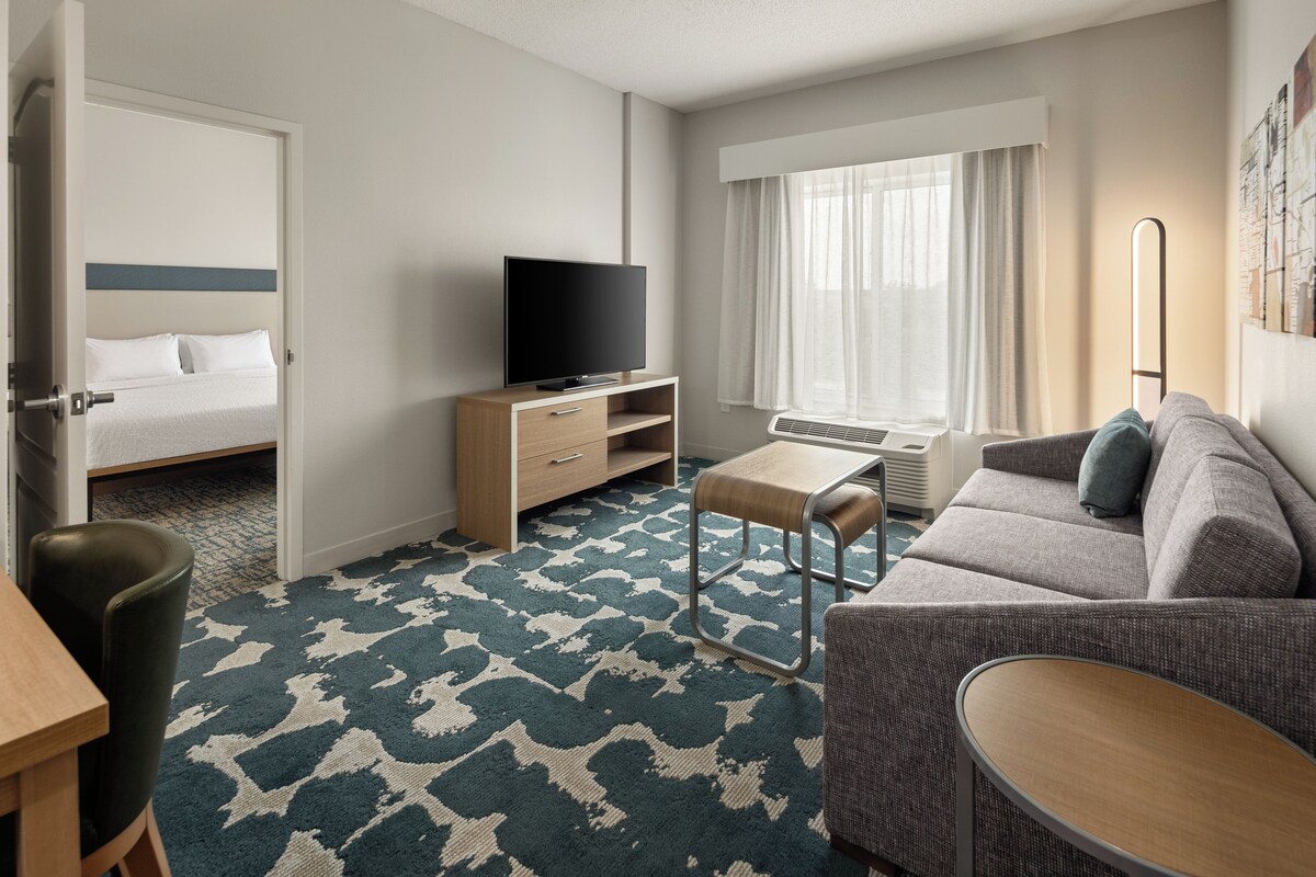 Bedroom suite king | Premium bedding, down duvets, pillow-top beds, desk