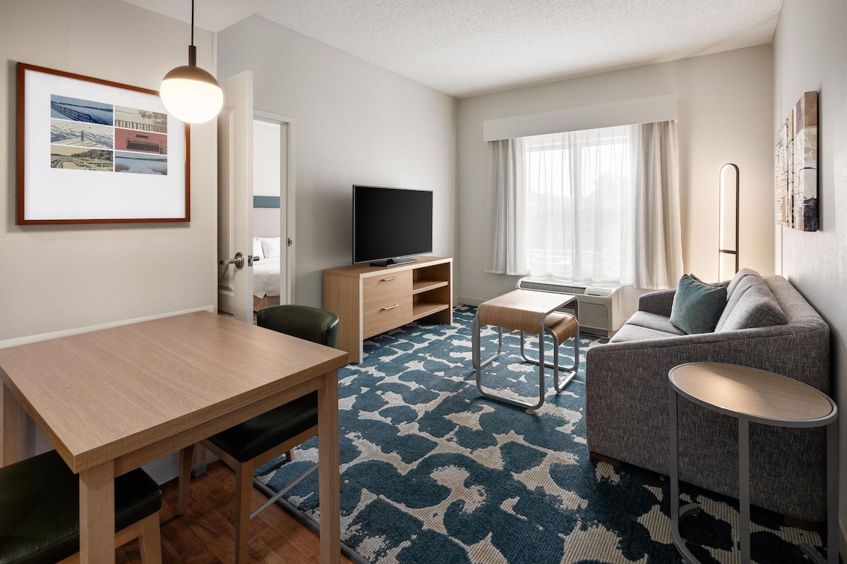 Bedroom suite king | Living area | 37-inch LCD TV with cable channels, TV, DVD player