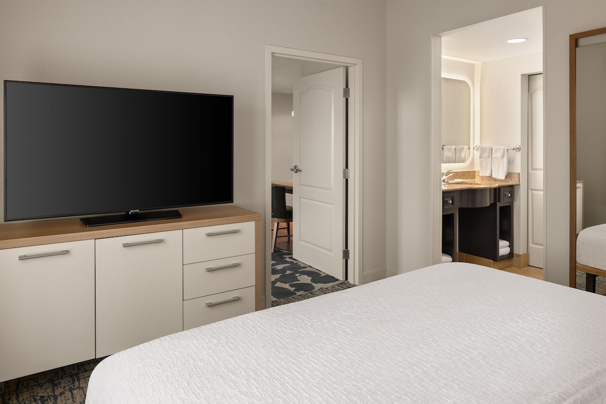 Premium bedding, down comforters, pillowtop beds, desk