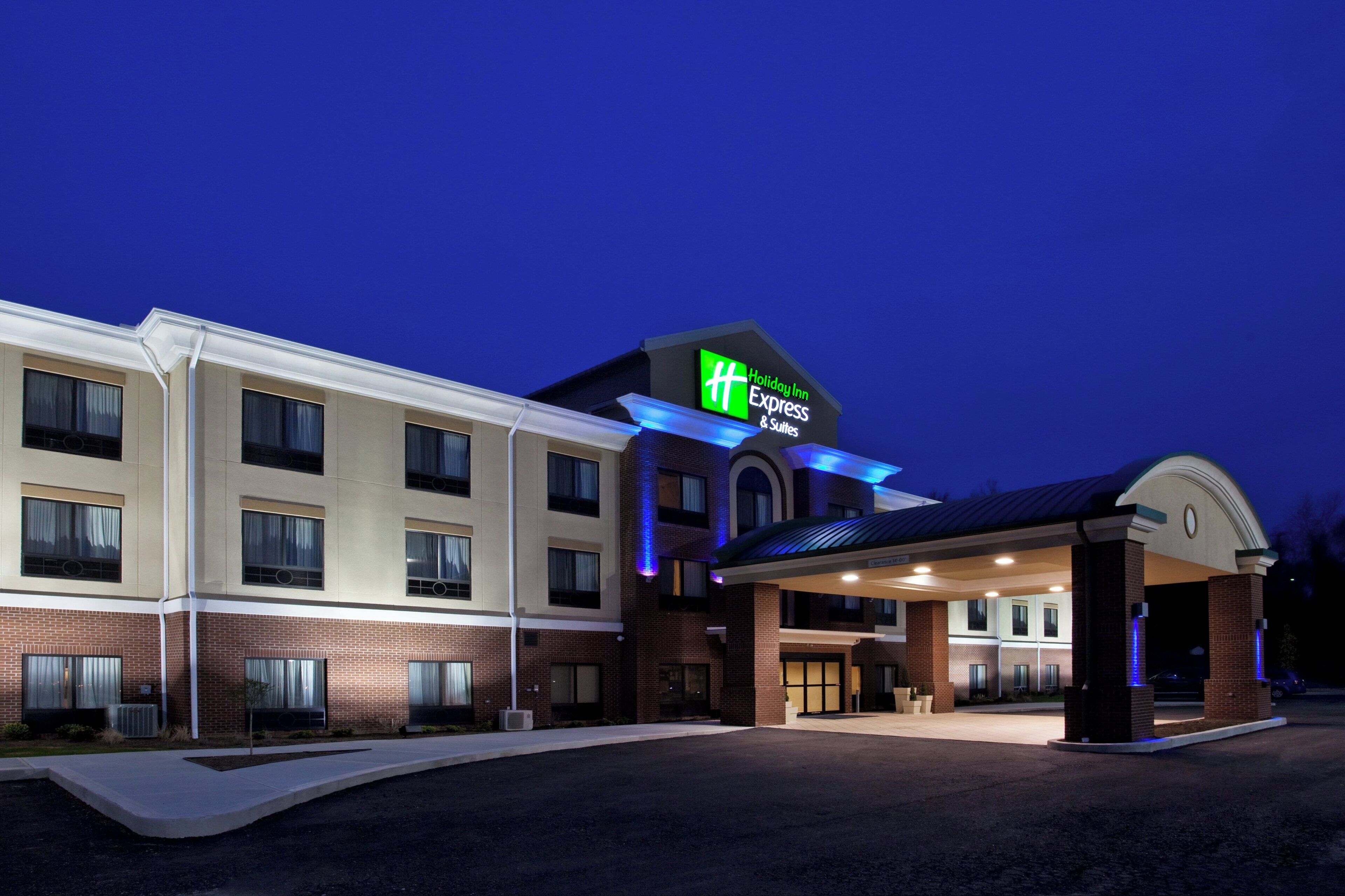 Edifici Holiday Inn Express & Suites amb façana de maó, diverses finestres i entrada coberta.