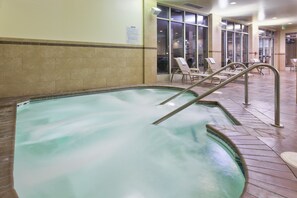 Piscine intérieure, chaises longues