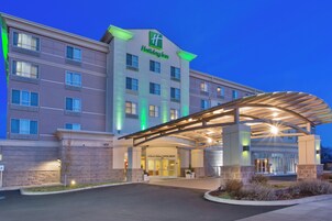 Un hotel Holiday Inn Express con entrada cubierta y varios pisos.