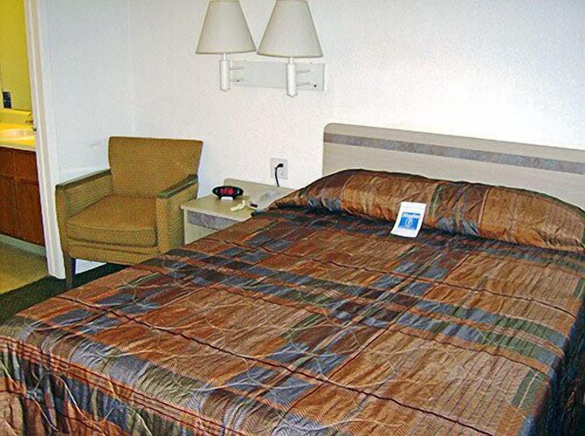 مكتب وتجهيزات عازلة للصوت ومكواة/لوح كي وأسرّة أطفال/رضّع (مجانًا)