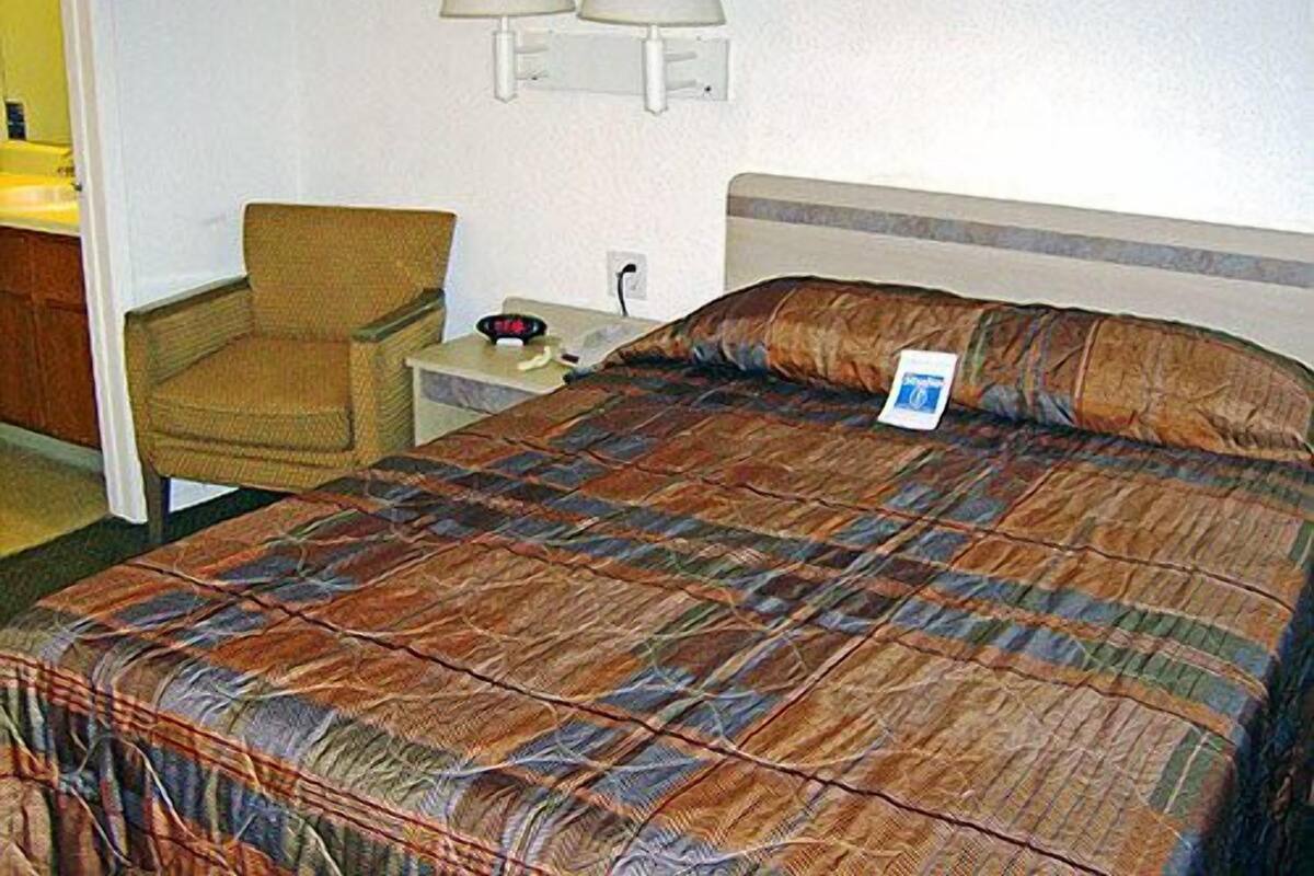 مكتب وتجهيزات عازلة للصوت ومكواة/لوح كي وأسرّة أطفال/رضّع (مجانًا)