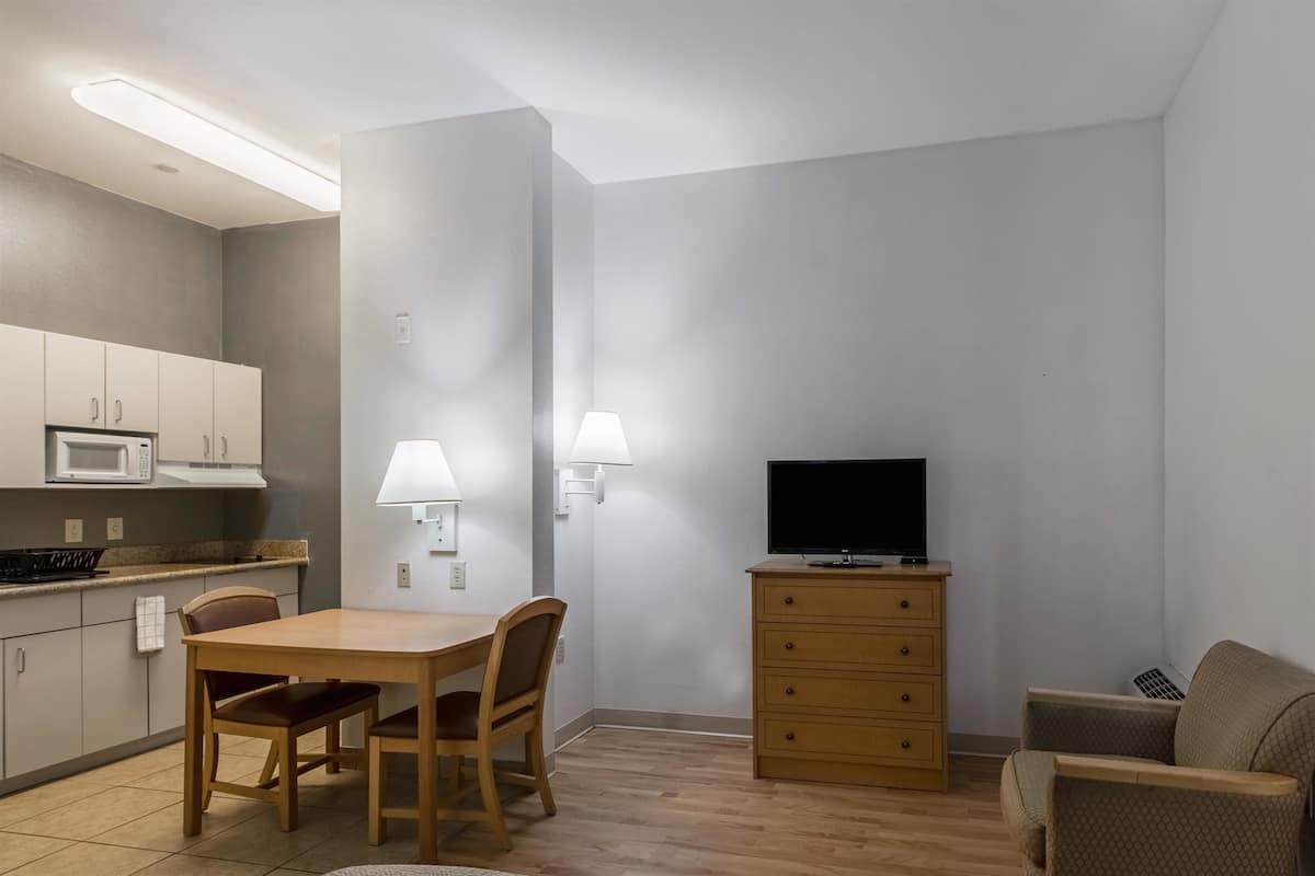 Schreibtisch, schallisolierte Zimmer, Bügeleisen/Bügelbrett