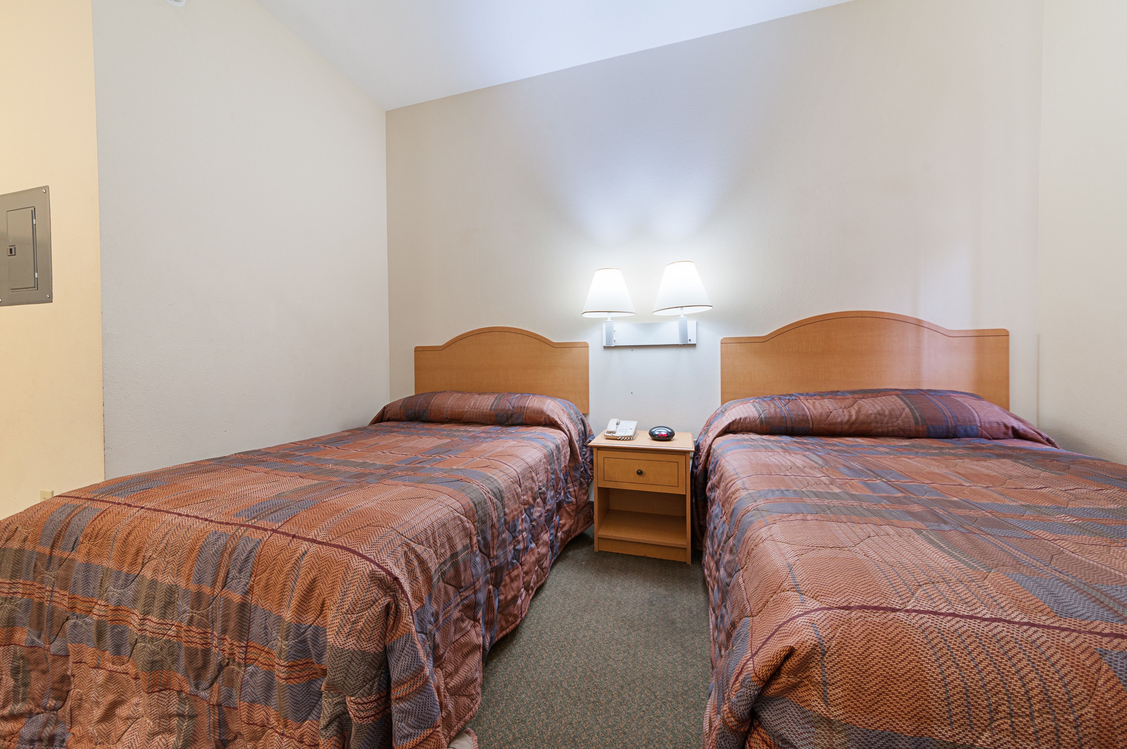 مكتب وتجهيزات عازلة للصوت ومكواة/لوح كي وأسرّة أطفال/رضّع (مجانًا)