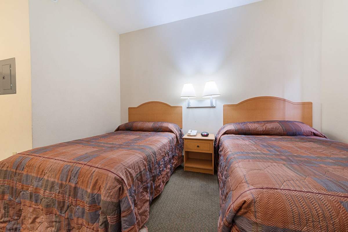 مكتب وتجهيزات عازلة للصوت ومكواة/لوح كي وأسرّة أطفال/رضّع (مجانًا)