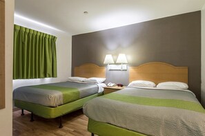 مكتب وتجهيزات عازلة للصوت ومكواة/لوح كي وأسرّة أطفال/رضّع (مجانًا)