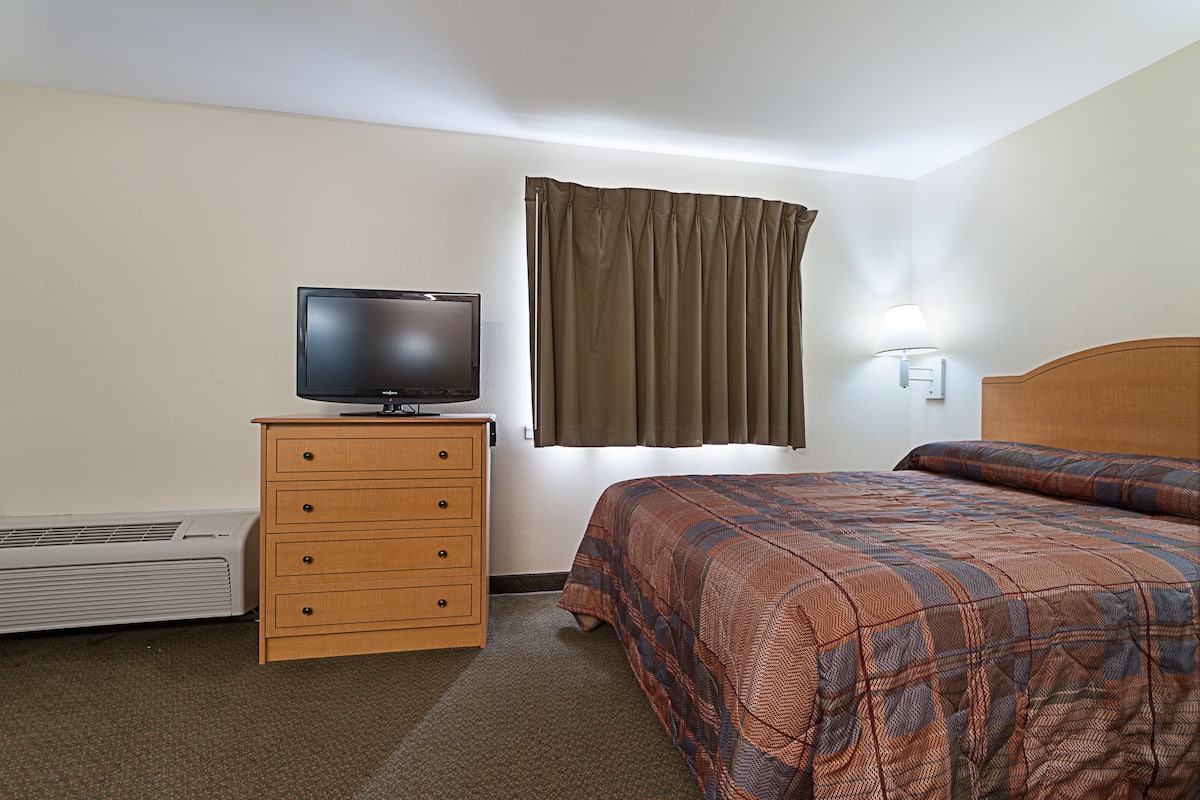 مكتب وتجهيزات عازلة للصوت ومكواة/لوح كي وأسرّة أطفال/رضّع (مجانًا)