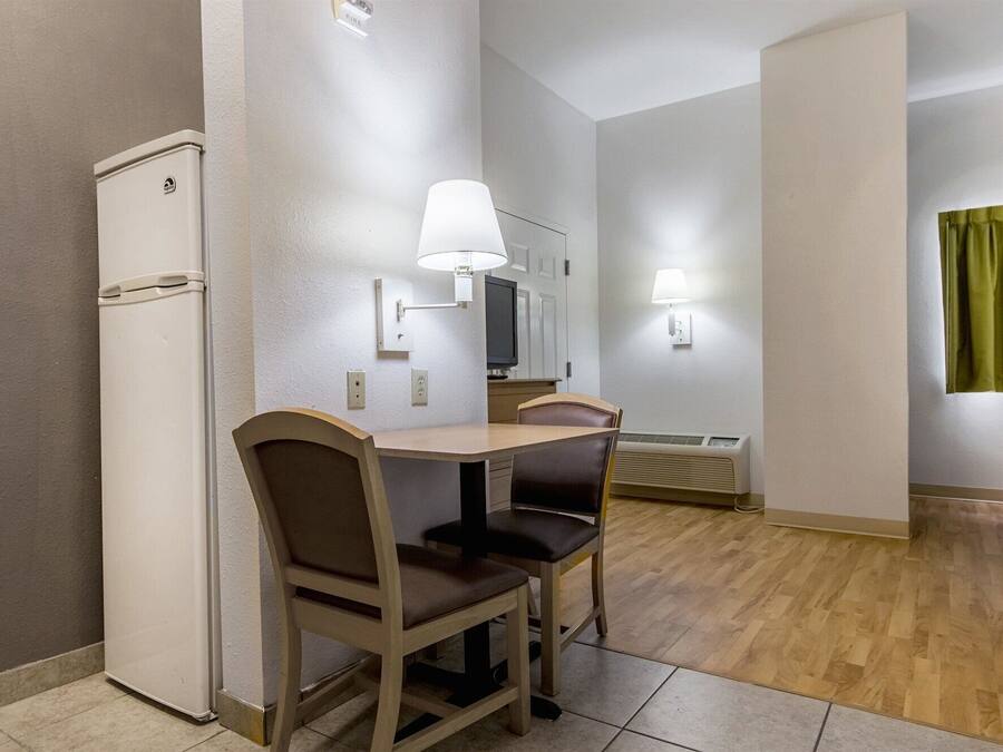 Frigorífico grande, microondas y cafetera o tetera