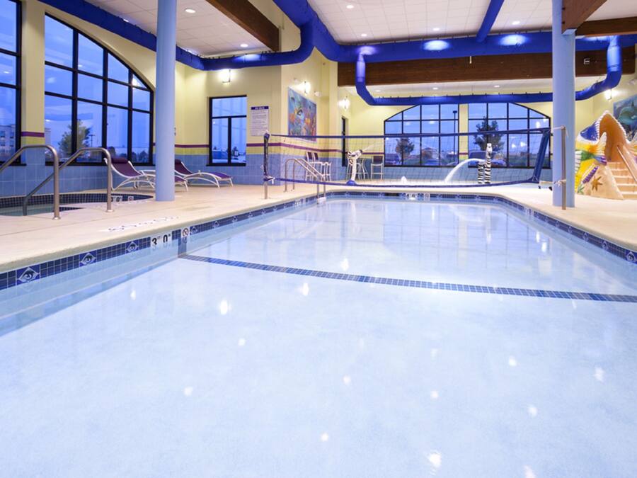 2 innendørsbassenger