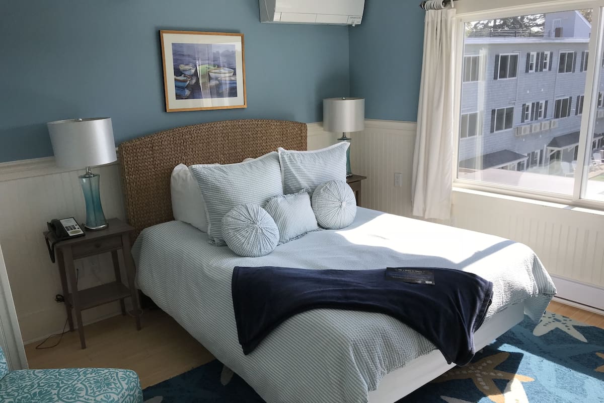 Carriage House King with Sleeper Sofa | 1 bedroom, individually decorated, individually furnished