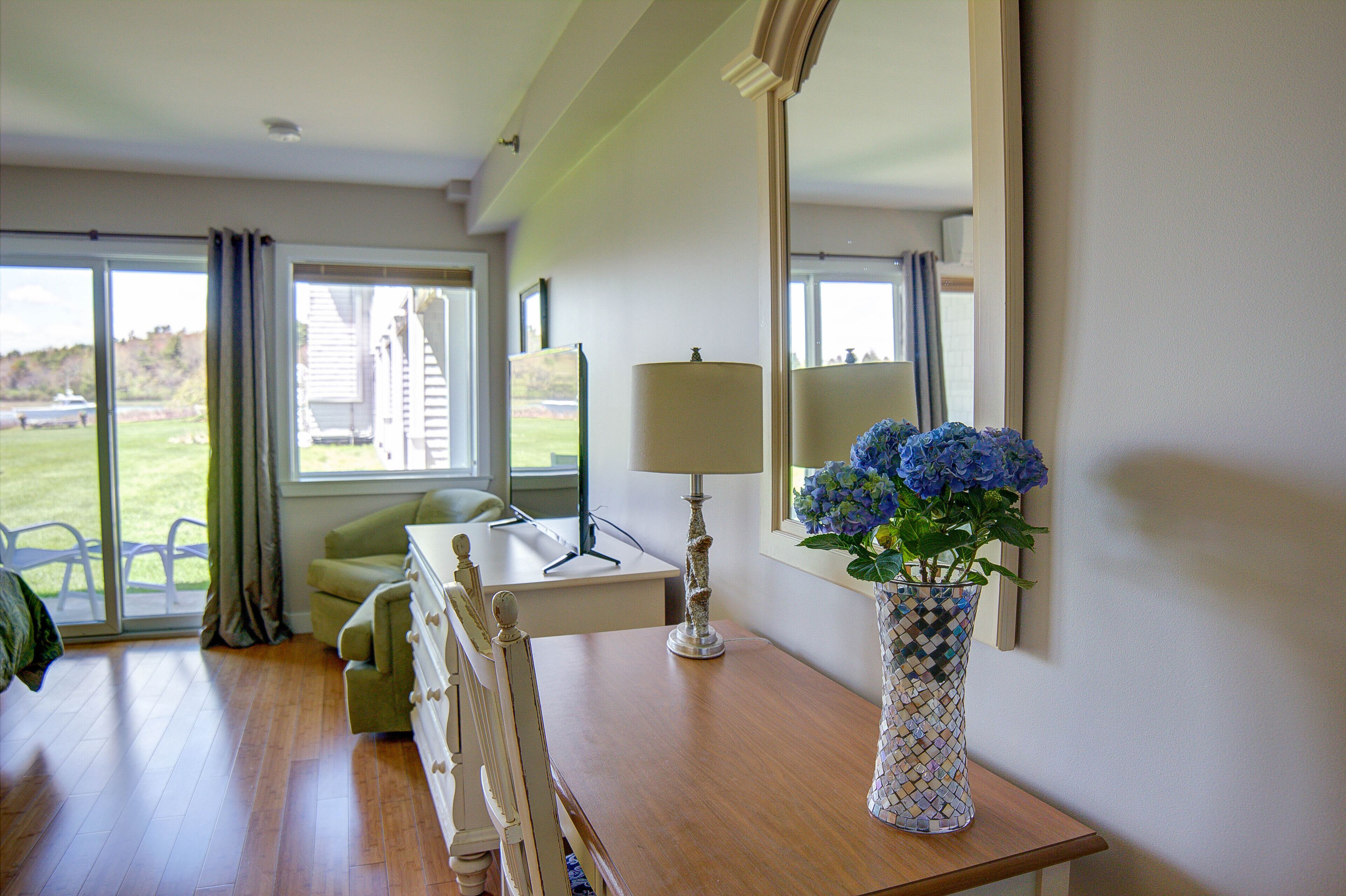 room (portside king bed handicap accessible) | 1 bedroom, individually decorated, individually furnished