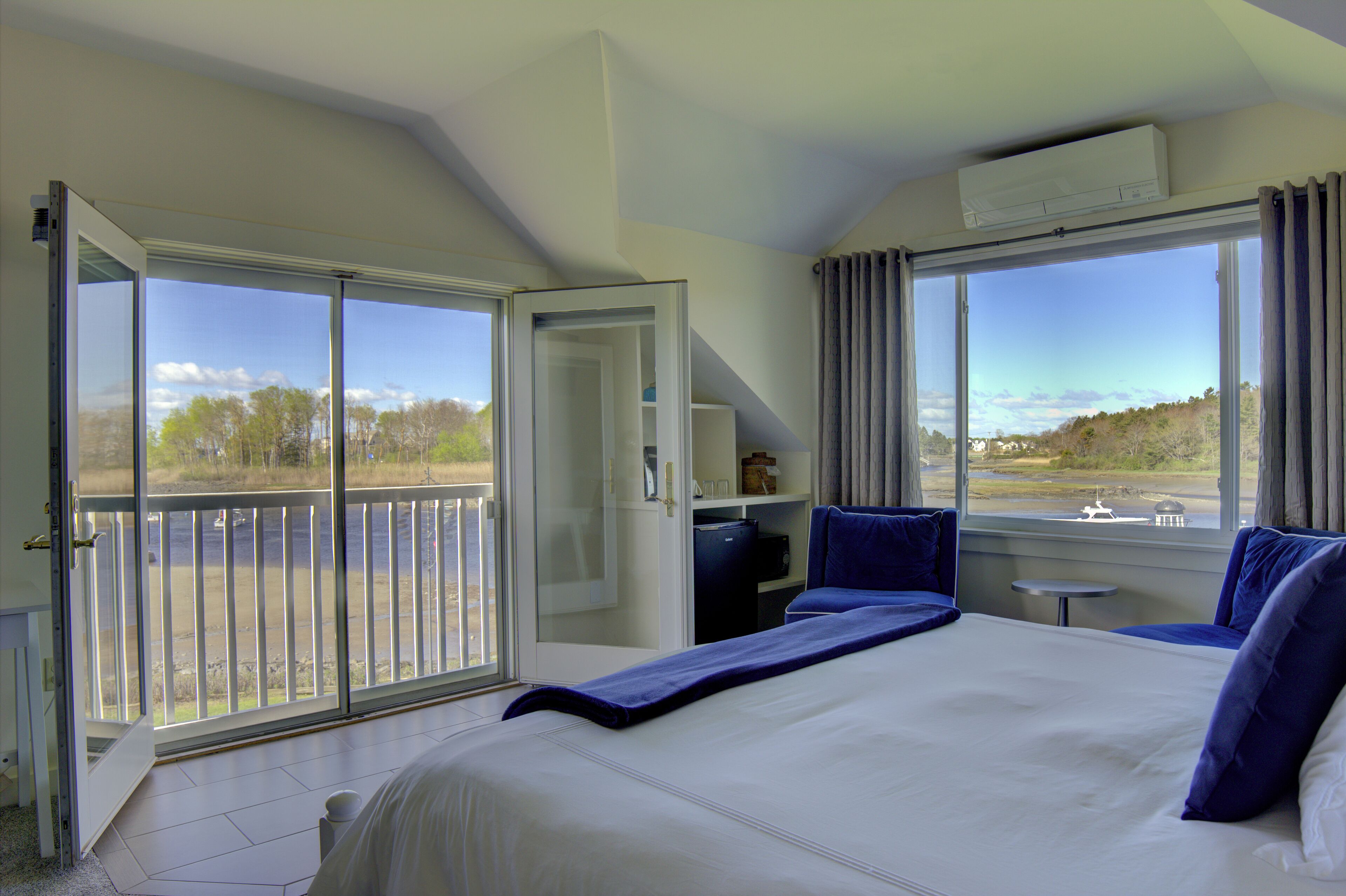 exclusive room (king corner room with stove) | 1 bedroom, individually decorated, individually furnished