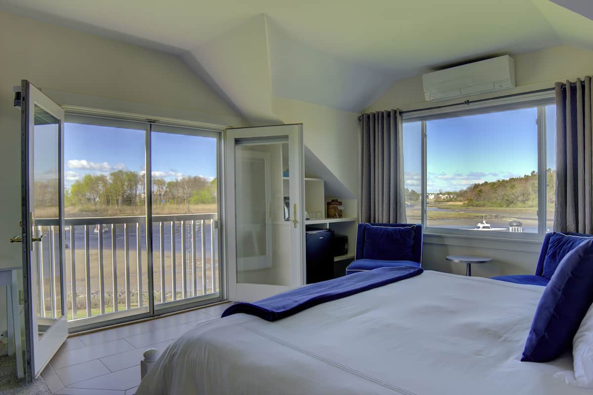 exclusive room (king corner room with stove) | 1 bedroom, individually decorated, individually furnished