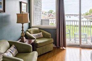 Habitación estándar | Zona de estar | Televisión de pantalla plana de 32 pulgadas con canales por satélite