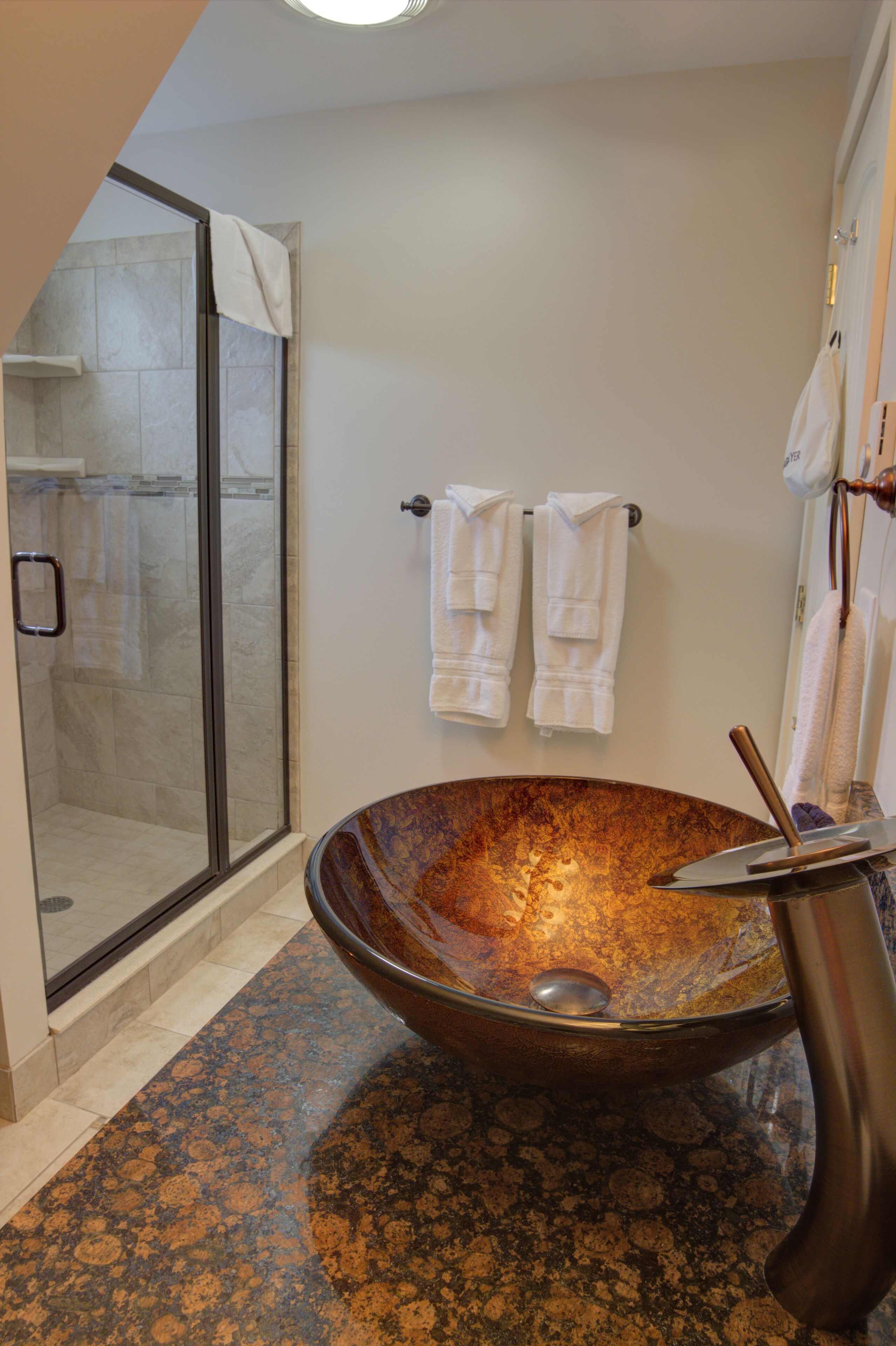 suite (inn two queens two rooms) | bathroom | combined shower/bathtub, free toiletries, hair dryer, towels