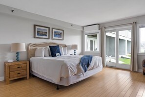 Suite (Portside King with Two Sofa's) | Individuelt dekorert, individuelt innredet og strykejern/-brett
