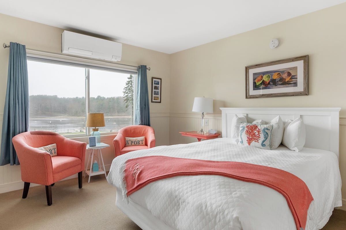 Carriage House Queen Water View | 1 bedroom, individually decorated, individually furnished