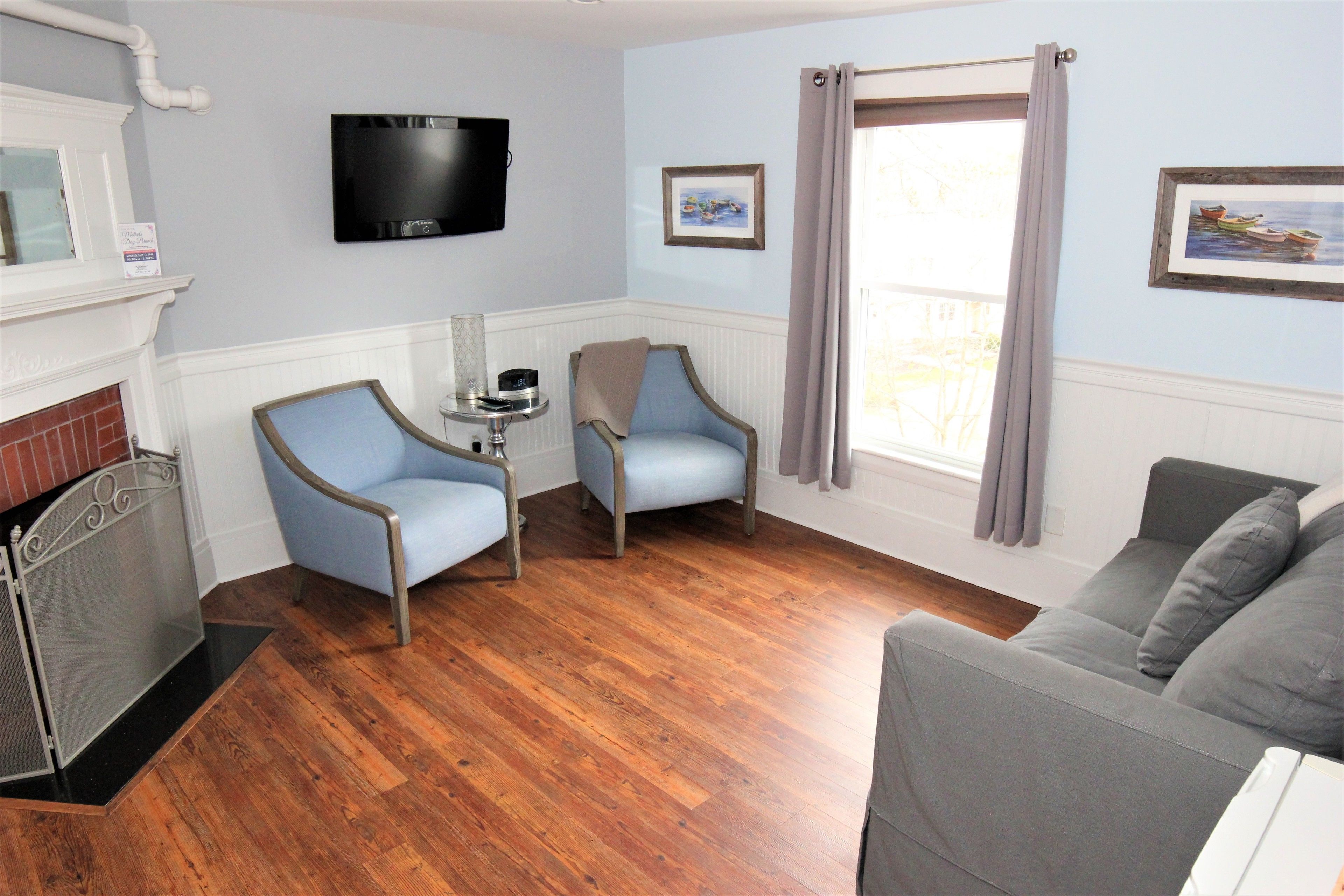 carriage inn king with pull out sofa bed  | living area | 32-inch flat-screen tv with satellite channels, tv