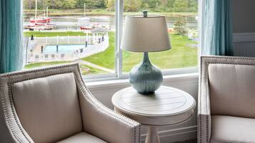 Habitación | Área de sala de estar | Televisión de pantalla plana de 32 pulgadas con canales vía satélite