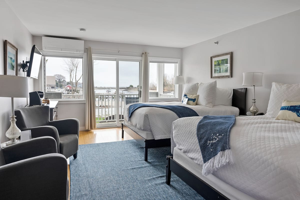 Ett modernt hotellrum med en stor säng, ett skrivbord och utsikt över omgivningarna.