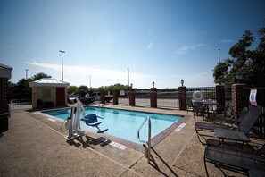 Utendørsbasseng og solsenger