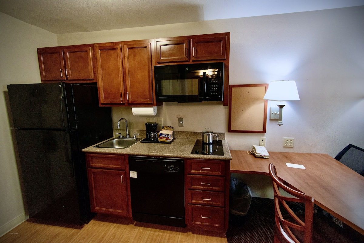 Full-sized fridge, microwave, coffee/tea maker, cookware/dishes/utensils