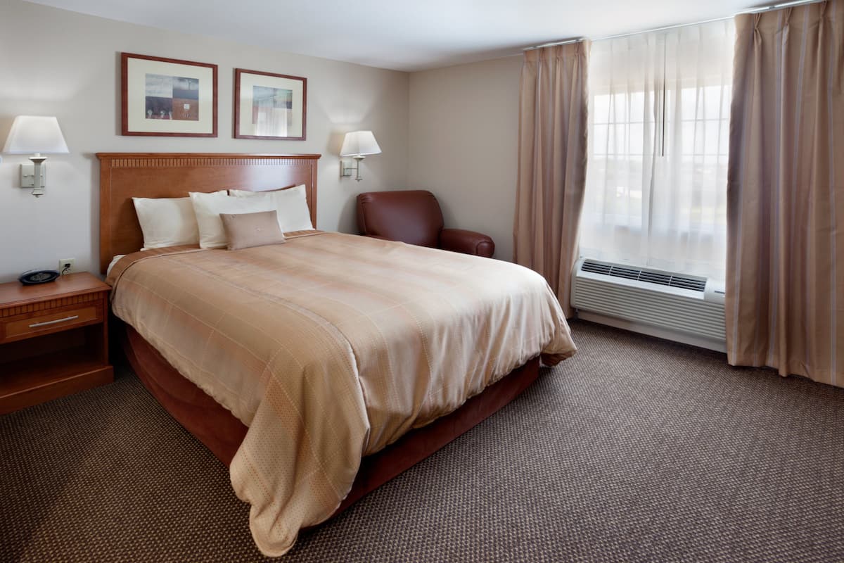 1 bedroom, desk, iron/ironing board, rollaway beds