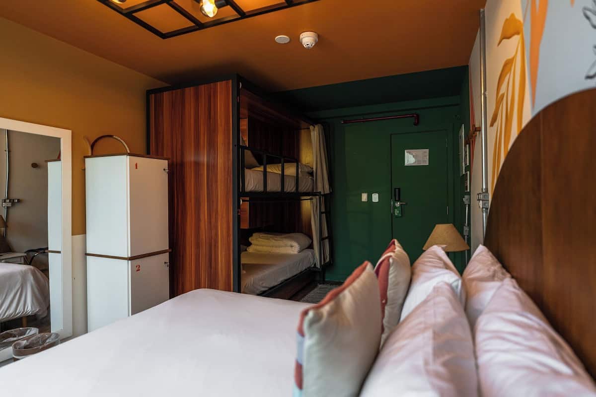 Quarto família | Escrivaninha, Wi-Fi de cortesia, roupa de cama