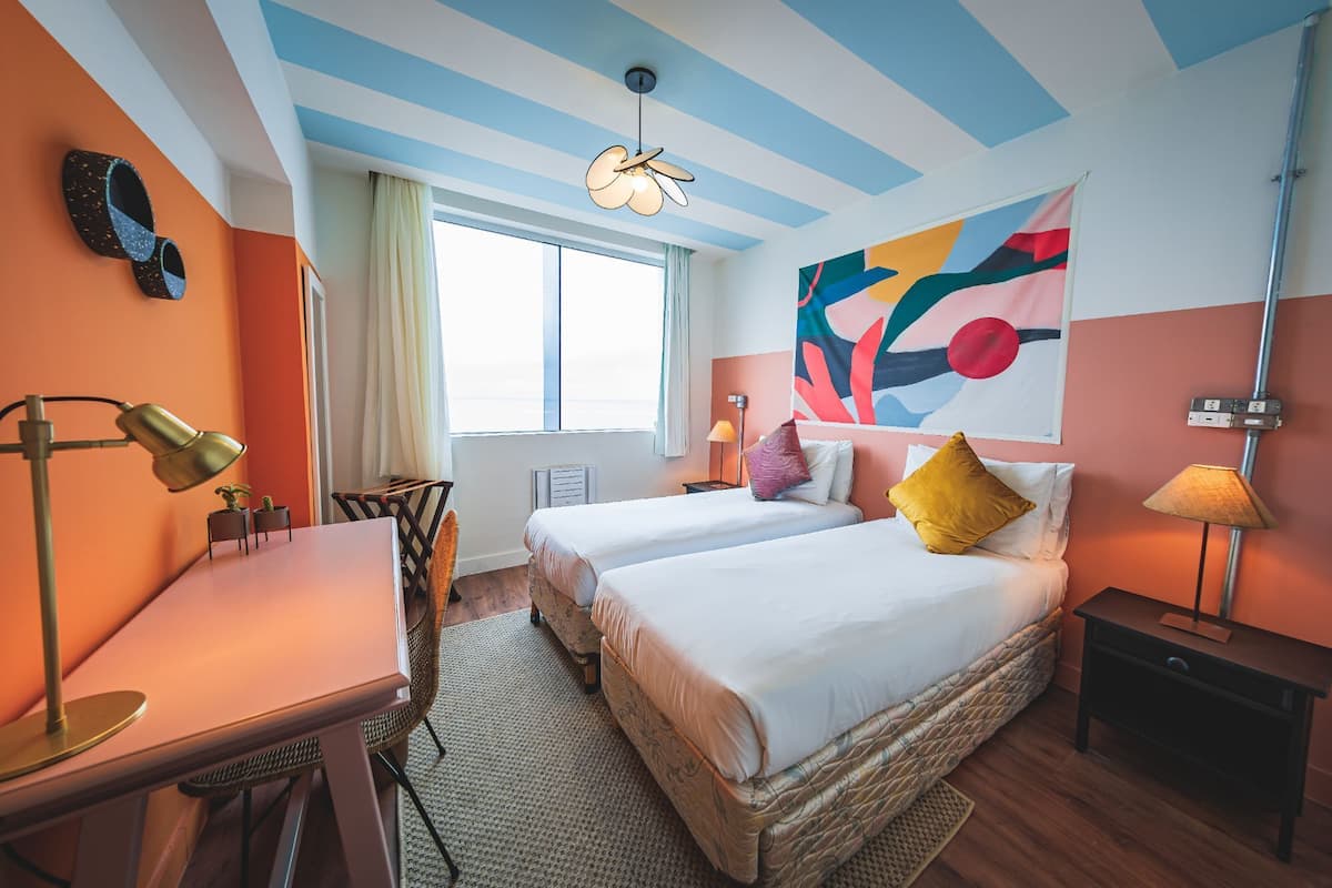 Quarto duplo standard | Escrivaninha, Wi-Fi de cortesia, roupa de cama