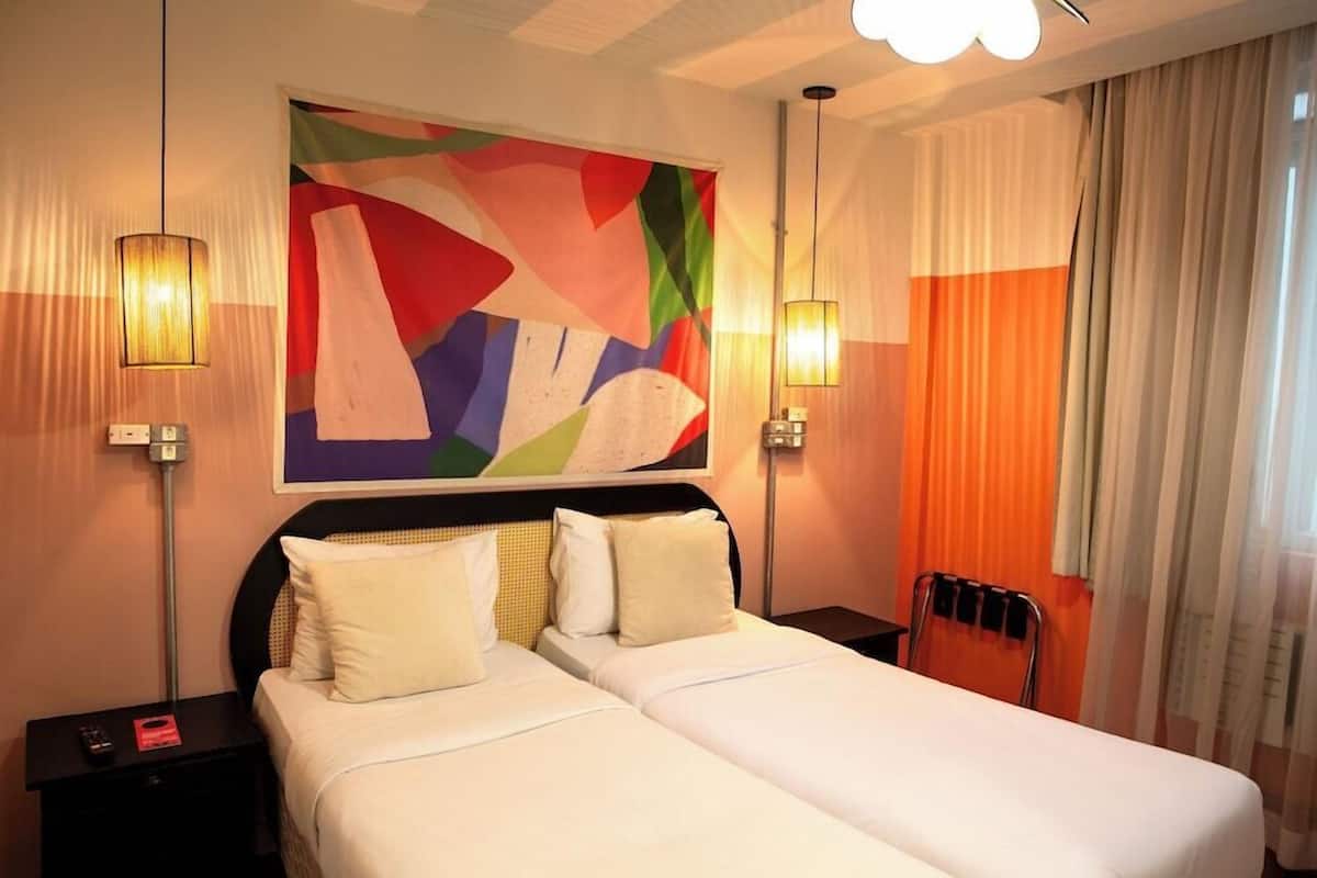 Escritorio, wifi gratis, ropa de cama