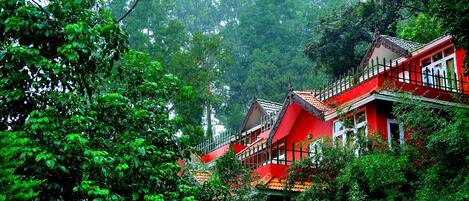 Vista frontal de la propiedad