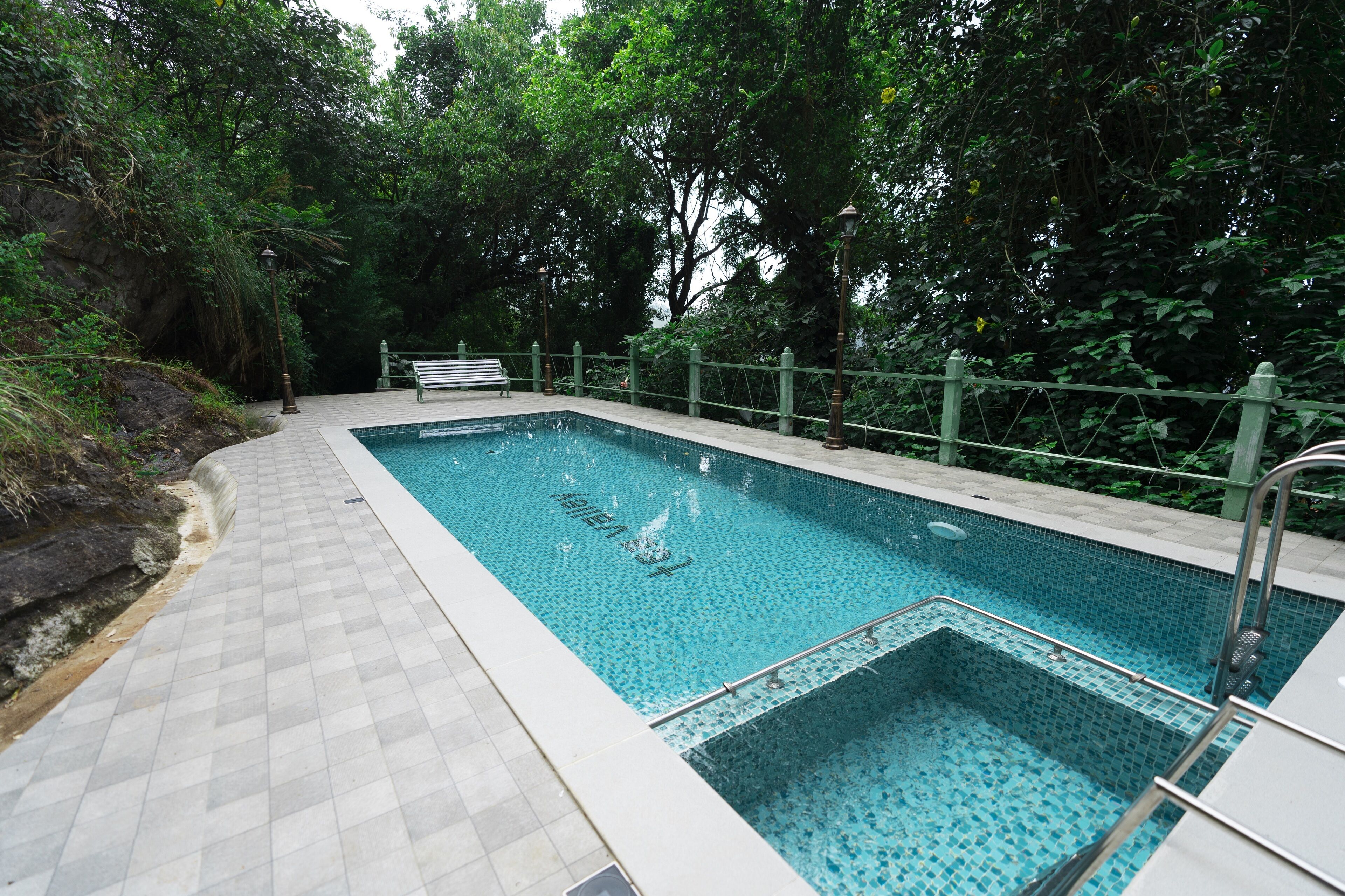 สระว่ายน้ำกลางแจ้ง