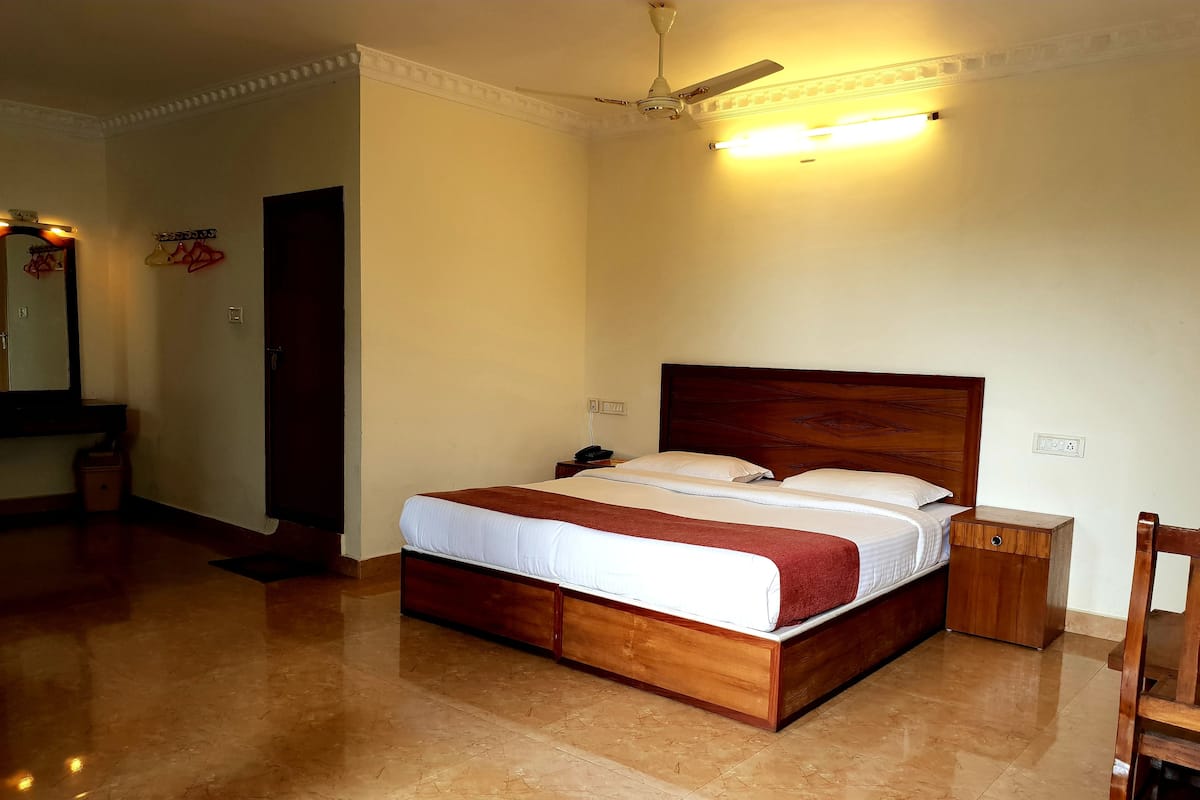 Phòng Deluxe, 1 giường đôi | Bộ đồ giường cao cấp, chăn bông, nệm có lớp đệm bông, bàn